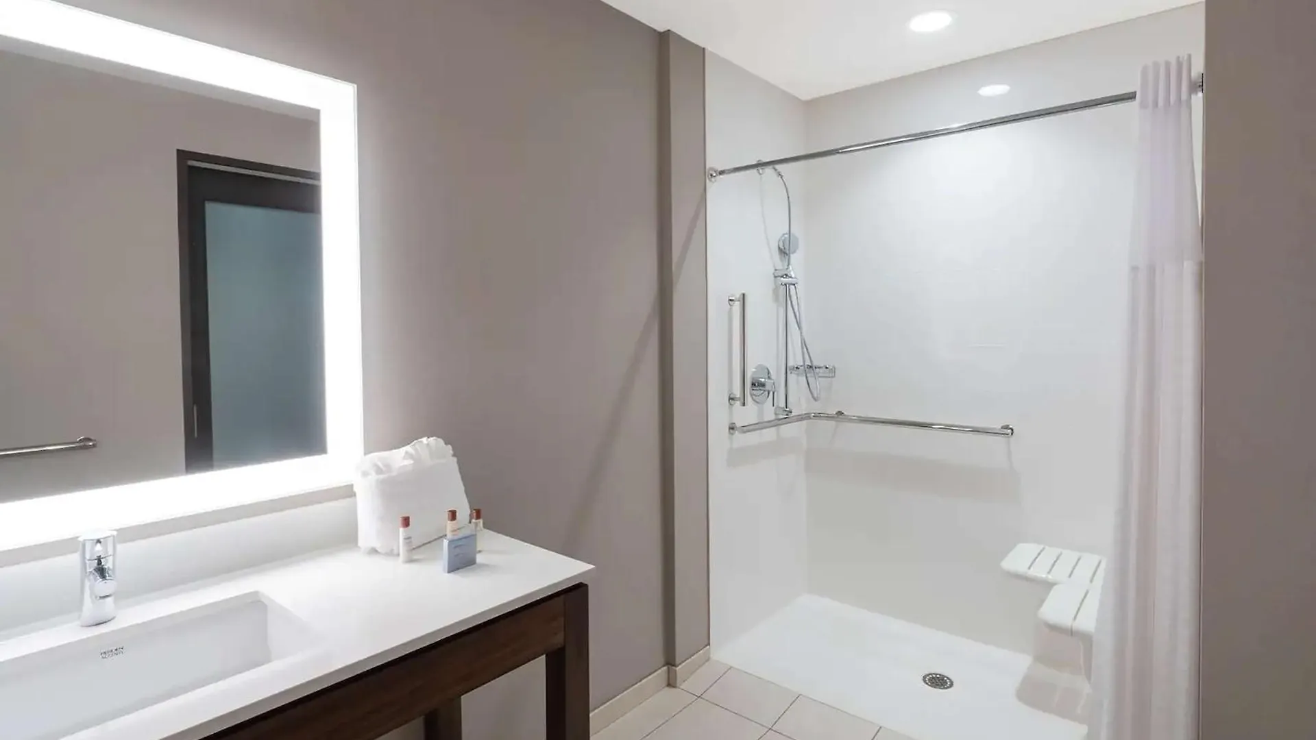 Hampton Inn By Hilton Nashville Airport Century Place 3*,  США